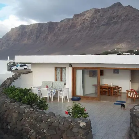 Дом отдыха Sleeps 6 Wifi Фамара