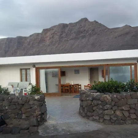 Дом отдыха Sleeps 6 Wifi Фамара